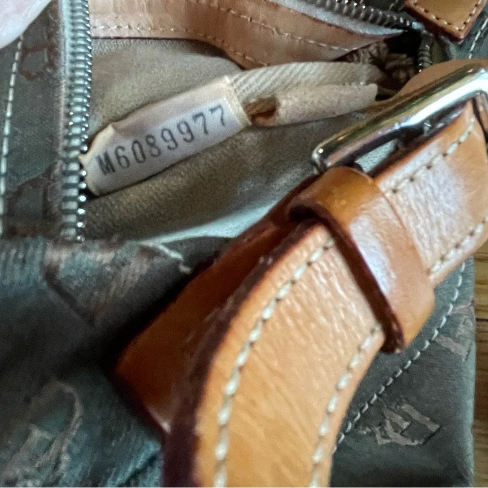 Dooney & Bourke Vtg Mini Bag w/ leather strap - Picture 4 of 10